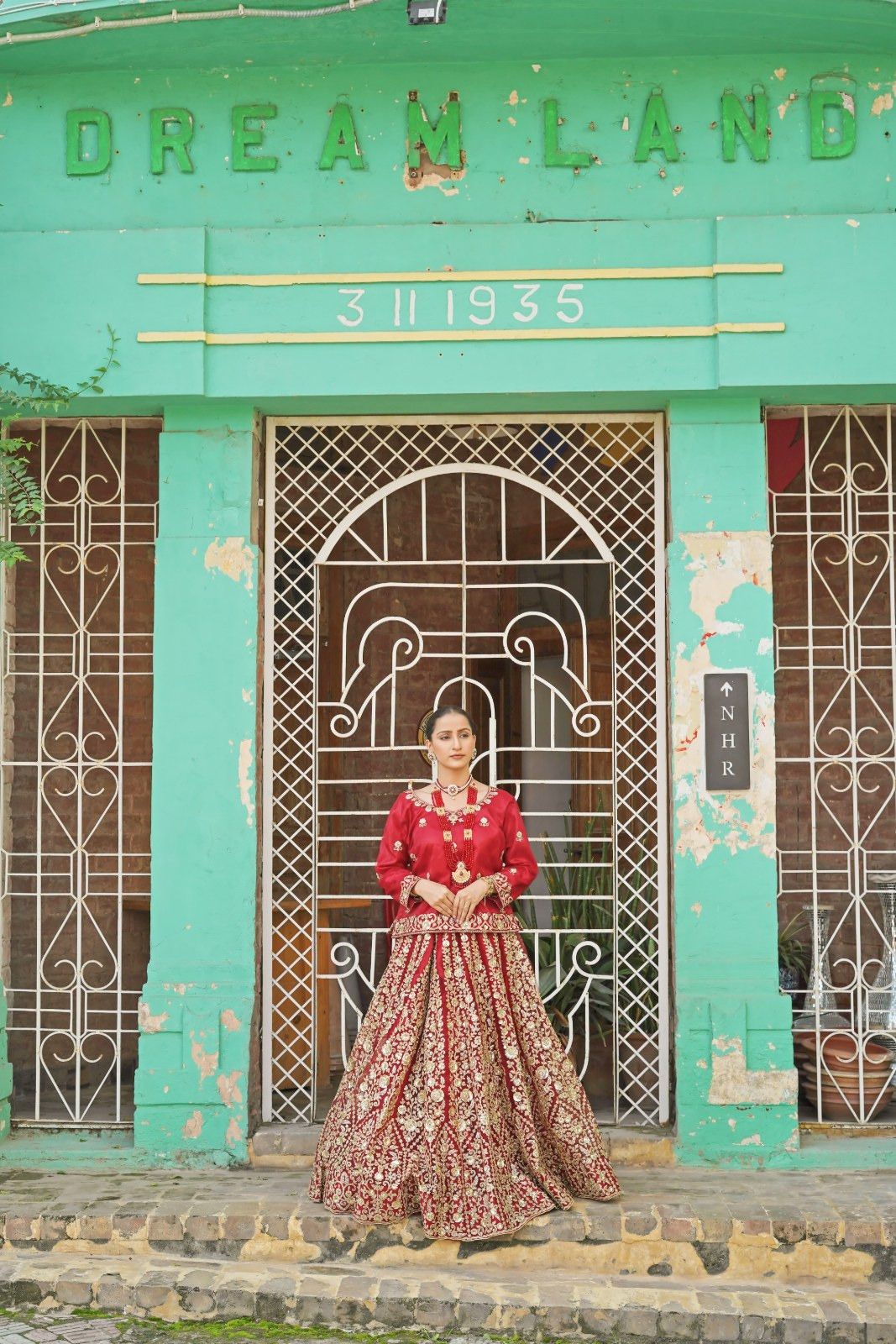 Barat lehnga available for reasonable rent