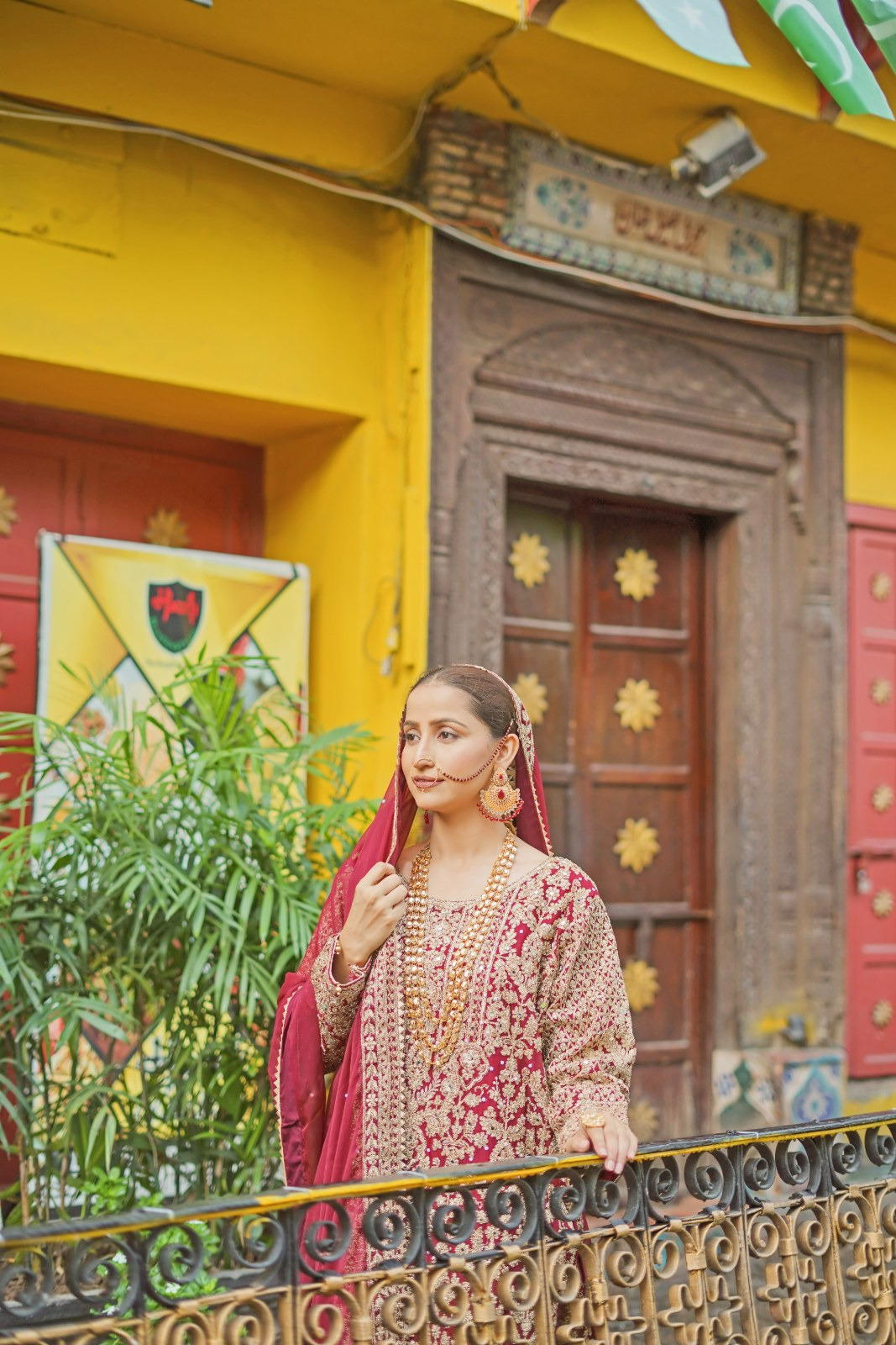 Barat lehnga available for reasonable rent